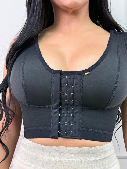 Brasier FirmeBra MOLDEA color blanco - modelo vista lateral sonriendo